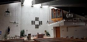 Altarraum und Sandtnerorgel in der Pfarrkirche Corpus Christi in Nürnberg-Herpersdorf. pde-Foto: Norbert Staudt