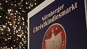 Nürnberger Weihnachtsmarkt Plakat mit Tannenbaum im Hintergrund
