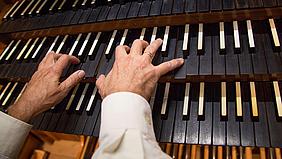 Spieltisch einer Orgel.
