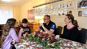 Familie Ivesic am Tisch um den Adventskranz